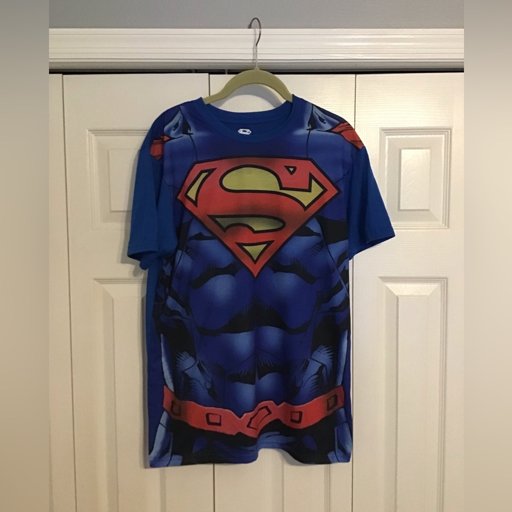 Superman DC Comics T-shirt with detachable Cape Size Medium
